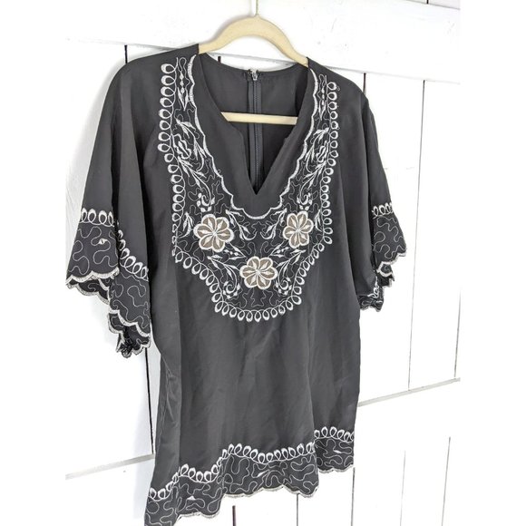 Black white floral embroidered bell sleeve pullover caftan blouse - Picture 4 of 5